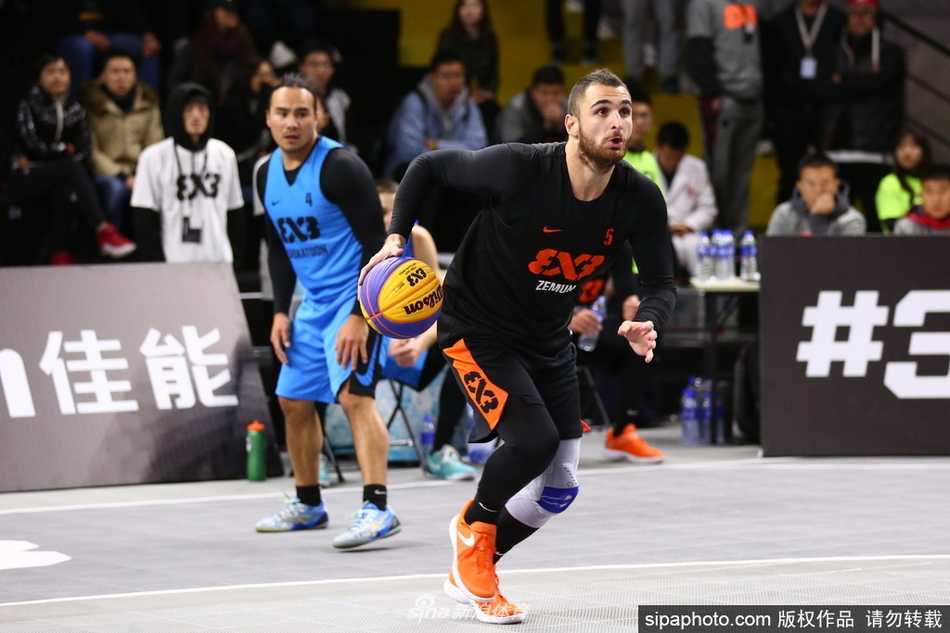 京城之夜诞生新王:塞尔维亚泽蒙队绝杀称霸三篮总决赛 扣篮大赛中,波兰选手拉法尔·利平斯基如滑翔机般飞跃队友和道具,单手将球狠狠砸进篮筐,其惊人的滞空能力和爆发力引发现场观众一片惊呼。