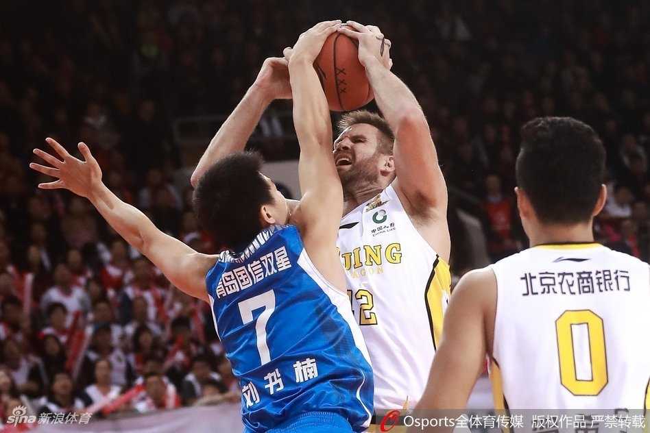 阿巴斯飞身救球，整个人平贴着地板飞出边线，用一次奋不顾身的拼抢点燃了全场观众的激情。