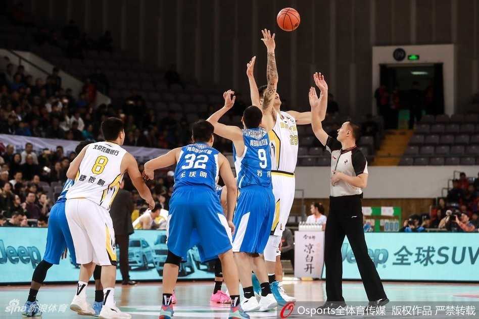马布里在青岛队多人围堵中强行突破，如同一道闪电撕开防线，眼神里满是不屈的斗志。