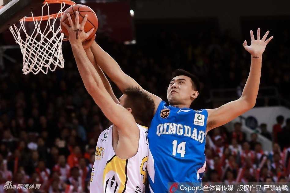 马布里运球推进，抬头观察队友跑位，老将的沉稳与智慧在这一刻凝成一幅油画。