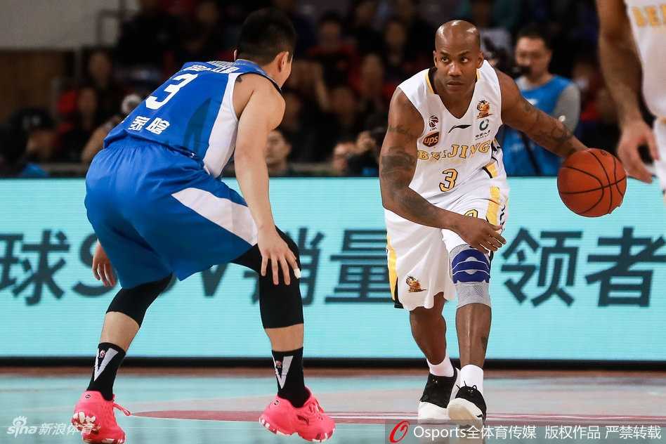 兰多夫高高跃起，在对手头顶摘下篮板，犹如白魔兽般统治禁区，双臂青筋暴起彰显力量。