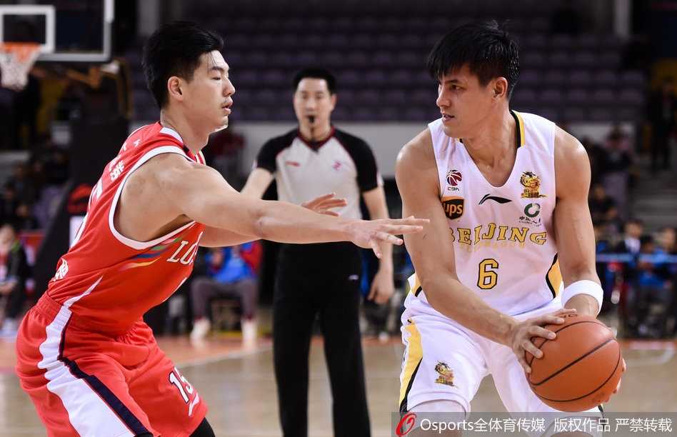 京城传奇再续写 马布里率北控胜广州止连败 汉斯布鲁摘下篮板强势补篮,肌肉线条凸显力量美感