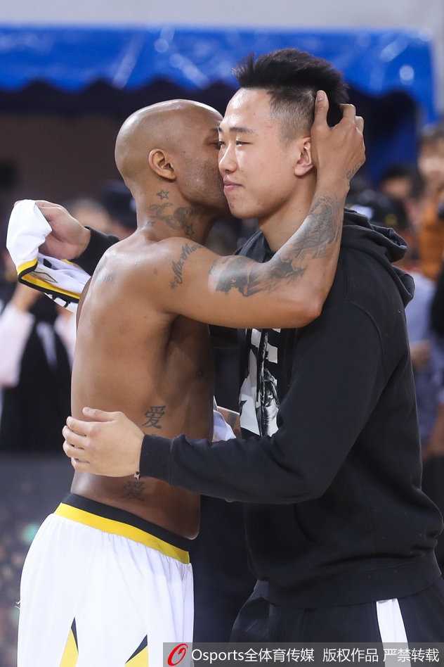 马布里身披这条毛巾，独自坐在场边凝视着远方，眼神中既有对职业生涯落幕的平静，也有对未来生活的憧憬，这一刻的定格仿佛诉说着一位传奇球员的完美谢幕。