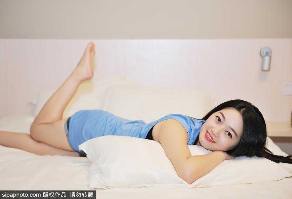 女孩侧身回眸，眼神中充满笃定与期待。她身后的书桌上摆放着北京首钢队的夺冠照片，仿佛在无声地宣誓：新赛季，我们要重夺那份属于我们的荣耀。