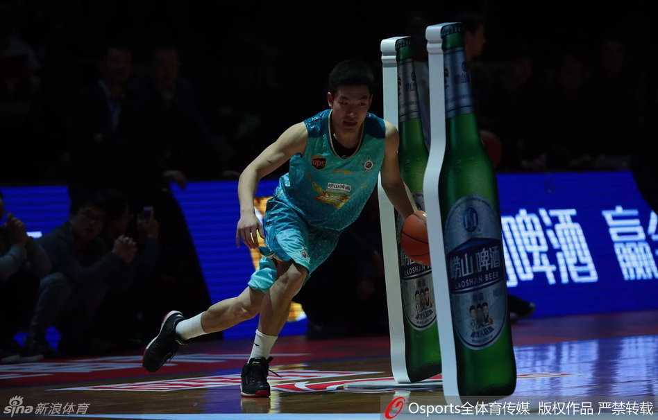 新疆队后卫王子瑞在全明星技巧赛中娴熟运球，眼神坚定地穿越障碍物，身形矫健如猎豹