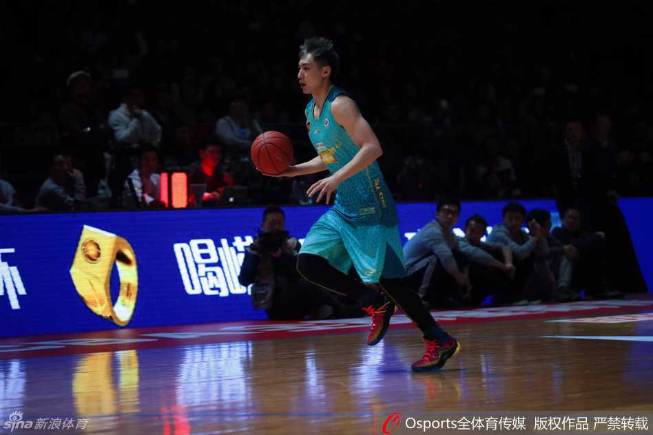 同曦小将冷振铎完成逆天360度转体扣篮，身体在空中完全舒展，仿佛挣脱了地心引力