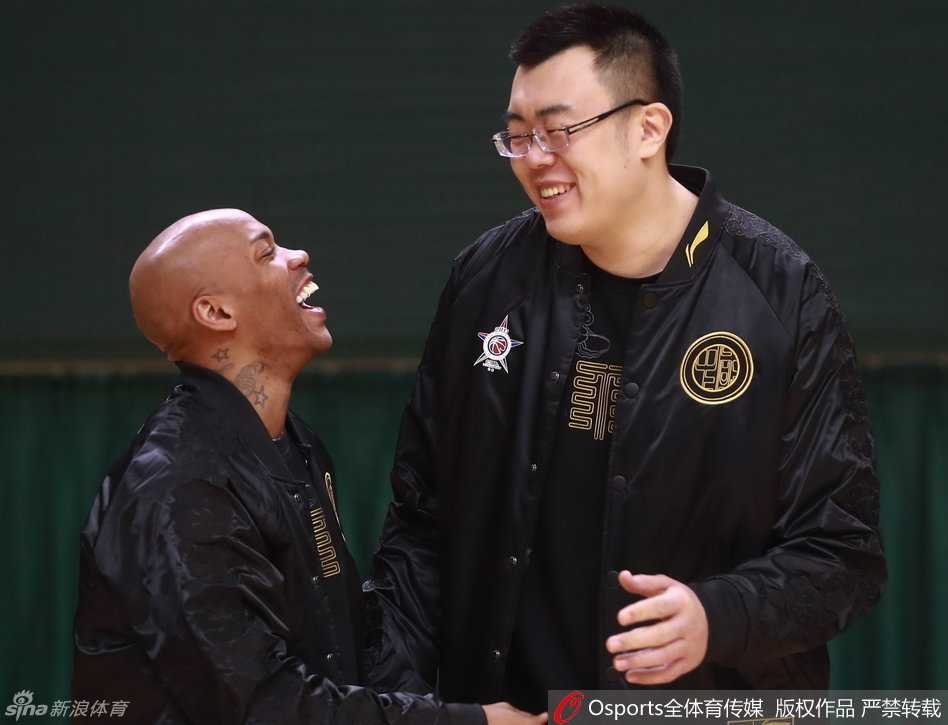 马布里搂着韩德君的肩膀说着悄悄话，两人默契地相视大笑，展现出超越对手的兄弟情谊