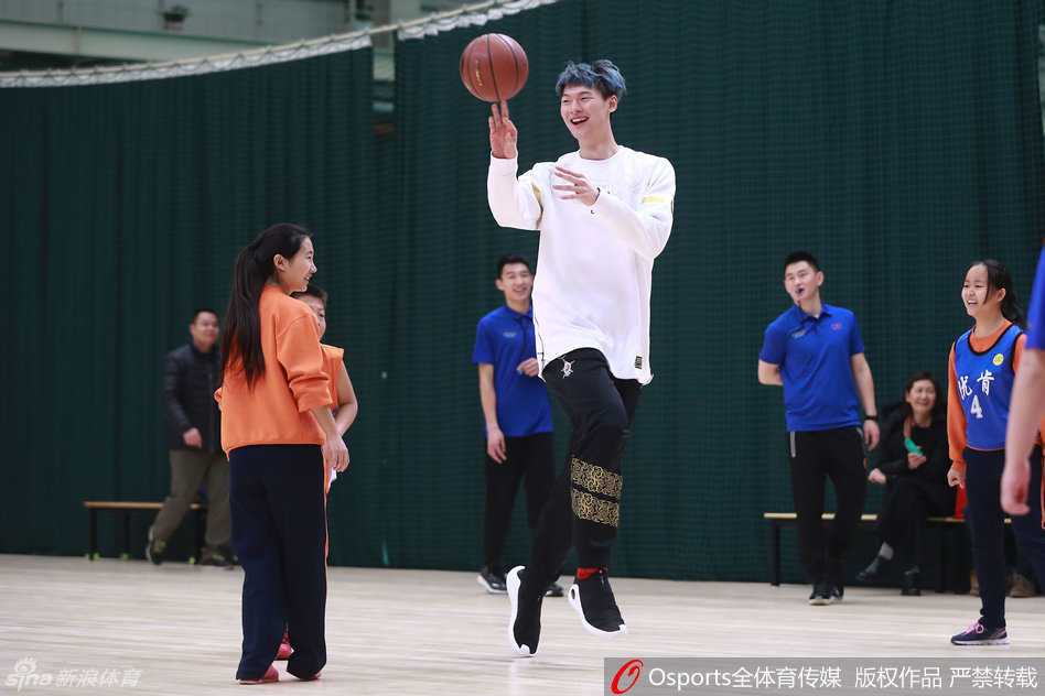 染着一头蓝发的王哲林在全明星开幕式上毫无包袱地秀起即兴舞步，搞怪的动作逗乐了全场观众