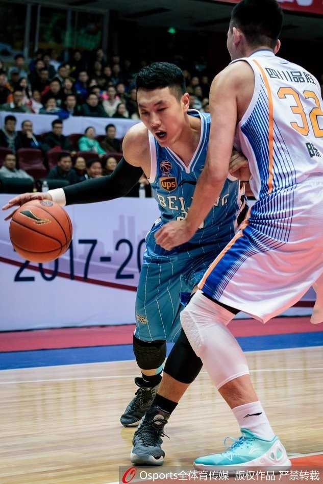 比赛结束后北京队球员们激动地拥抱在一起庆祝这场来之不易的逆转胜利，替补席上一片欢腾