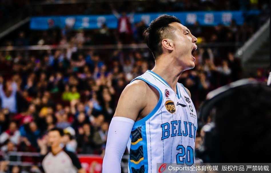 五棵松体育馆内灯火通明，北京队汉密尔顿迎着福建外援哈里斯的封盖，强行将球送入篮筐的瞬间，肌肉碰撞的火花仿佛要溢出屏幕