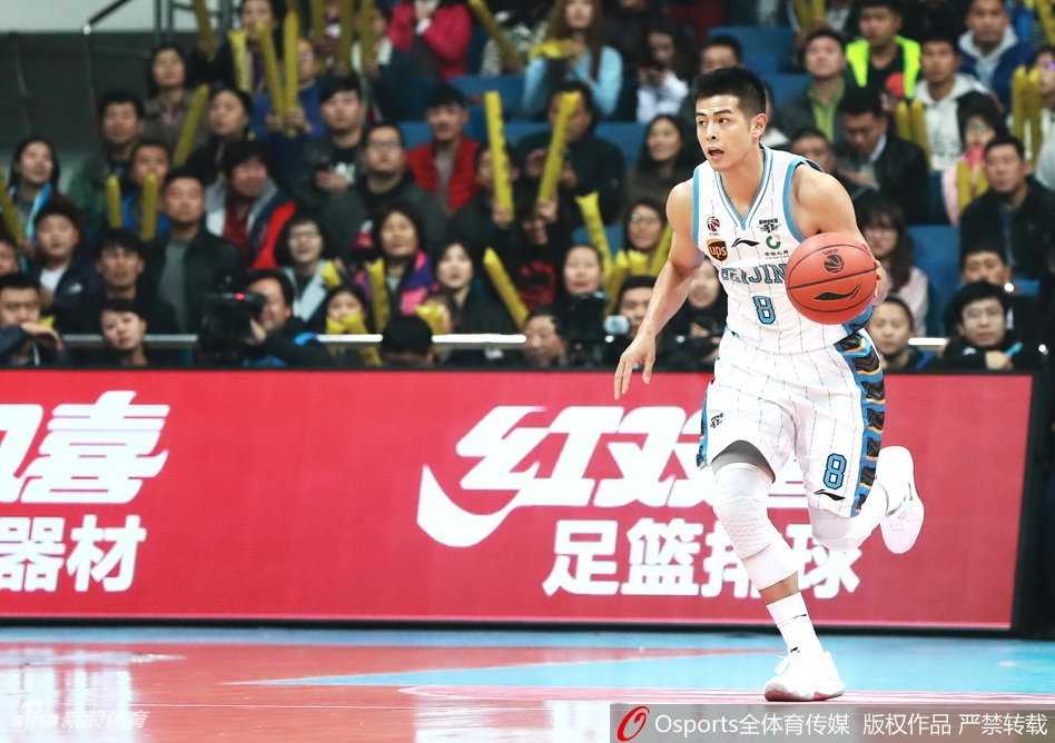 北京队外援杰克逊在青岛队两人包夹缝隙中送出妙传，队友已在篮下准备起飞