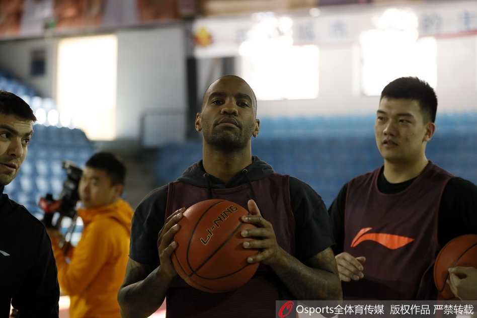 汉密尔顿在训练中奋力跃起，试图以一次势大力沉的双手灌篮，宣泄内心对胜利的极度渴望