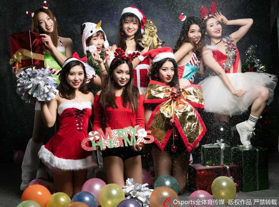 一位身穿红色丝绒短裙的篮球宝贝在朦胧的圣诞树背景前旋转，裙摆飞扬，脸上带着俏皮的笑容，仿佛一只在冬日里舞动的精灵。