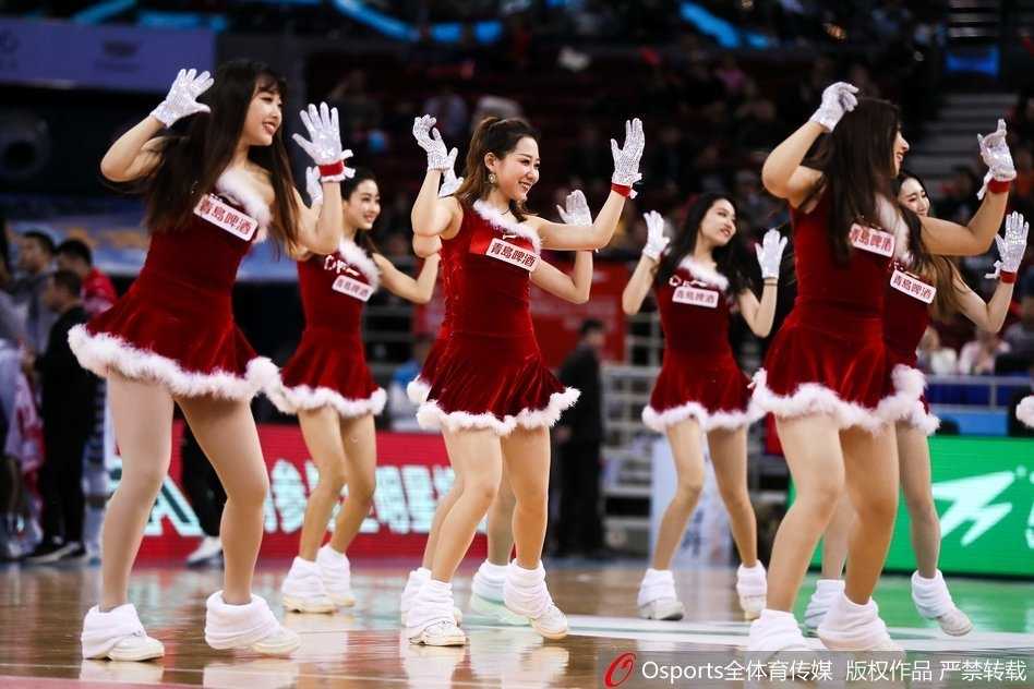 中场休息时，篮球宝贝们与可爱的吉祥物击掌互动，这一幕充满了童趣与温馨，吉祥物憨态可掬的样子与宝贝们甜美的笑容，共同定格了圣诞之夜的欢乐瞬间。