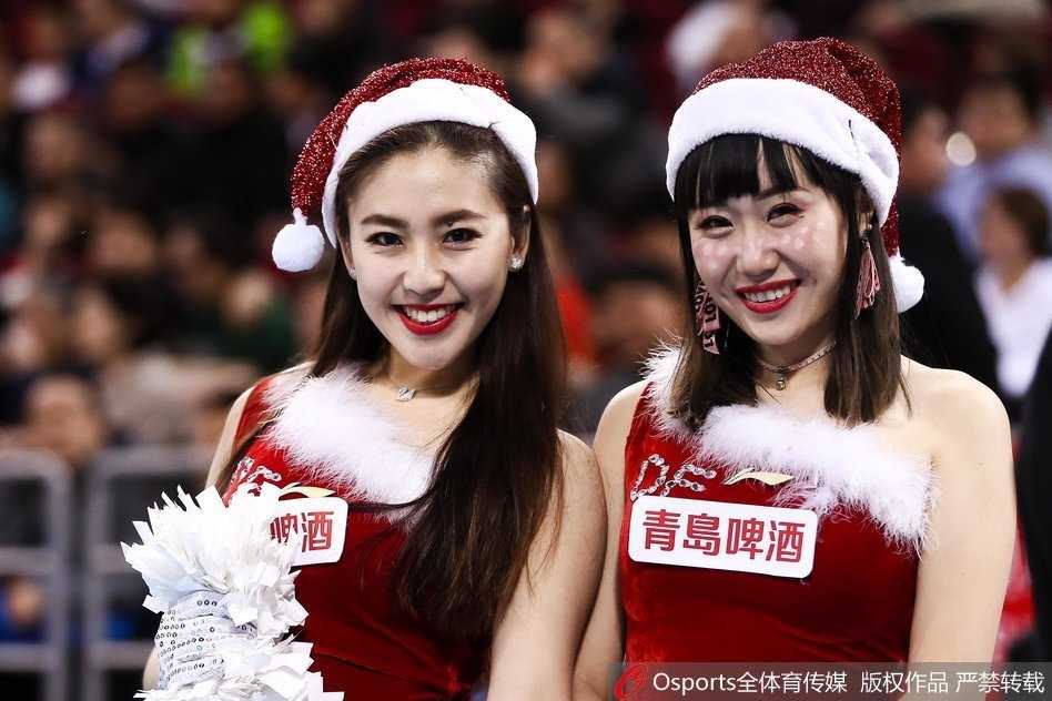 随着劲爆的音乐响起，宝贝们瞬间爆发出专业的舞蹈能量，修长的身姿与整齐划一的动作，在红色灯光的映衬下，展现出力与美的完美结合。