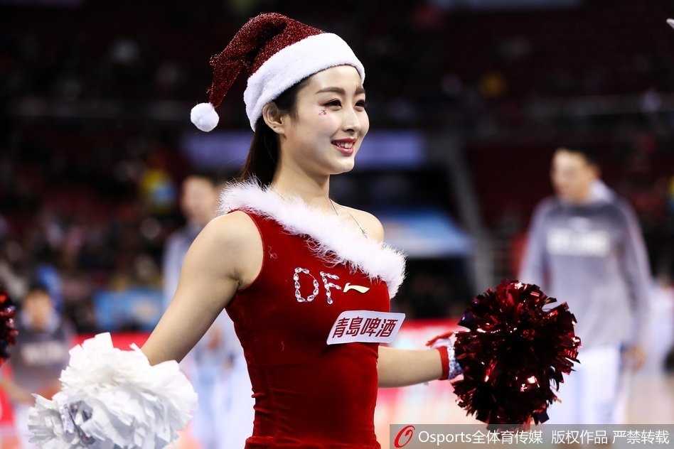 冬夜里的精灵，北京首钢篮球宝贝们身着红白相间的圣诞短裙，在球场中央翩翩起舞，她们飞扬的马尾辫和灿烂的笑容，仿佛是给球迷最好的圣诞礼物。