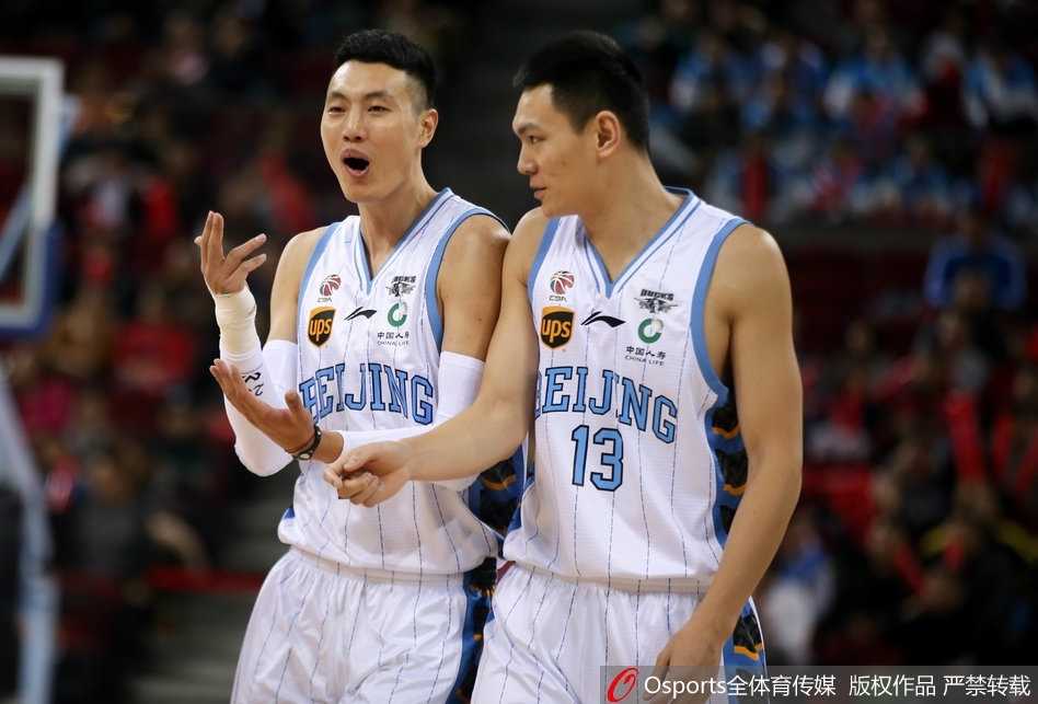 首钢队长翟晓川带着缠满绷带的伤臂，在深圳队内线长人阵中高高跃起，用一记势大力沉的单手劈扣宣告王者归来，点燃全场热情。