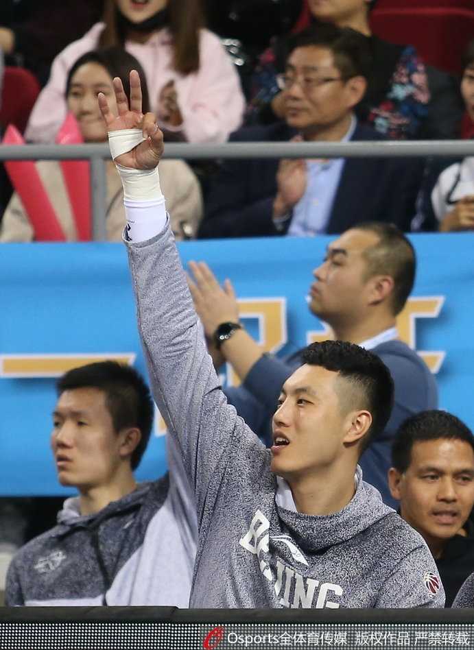 小外援杰克逊在深圳双人包夹的缝隙中穿梭，眼神坚定而犀利，用一记诡异的背后传球撕破了对手整条防线，展现了欧洲后卫的灵动与智慧。