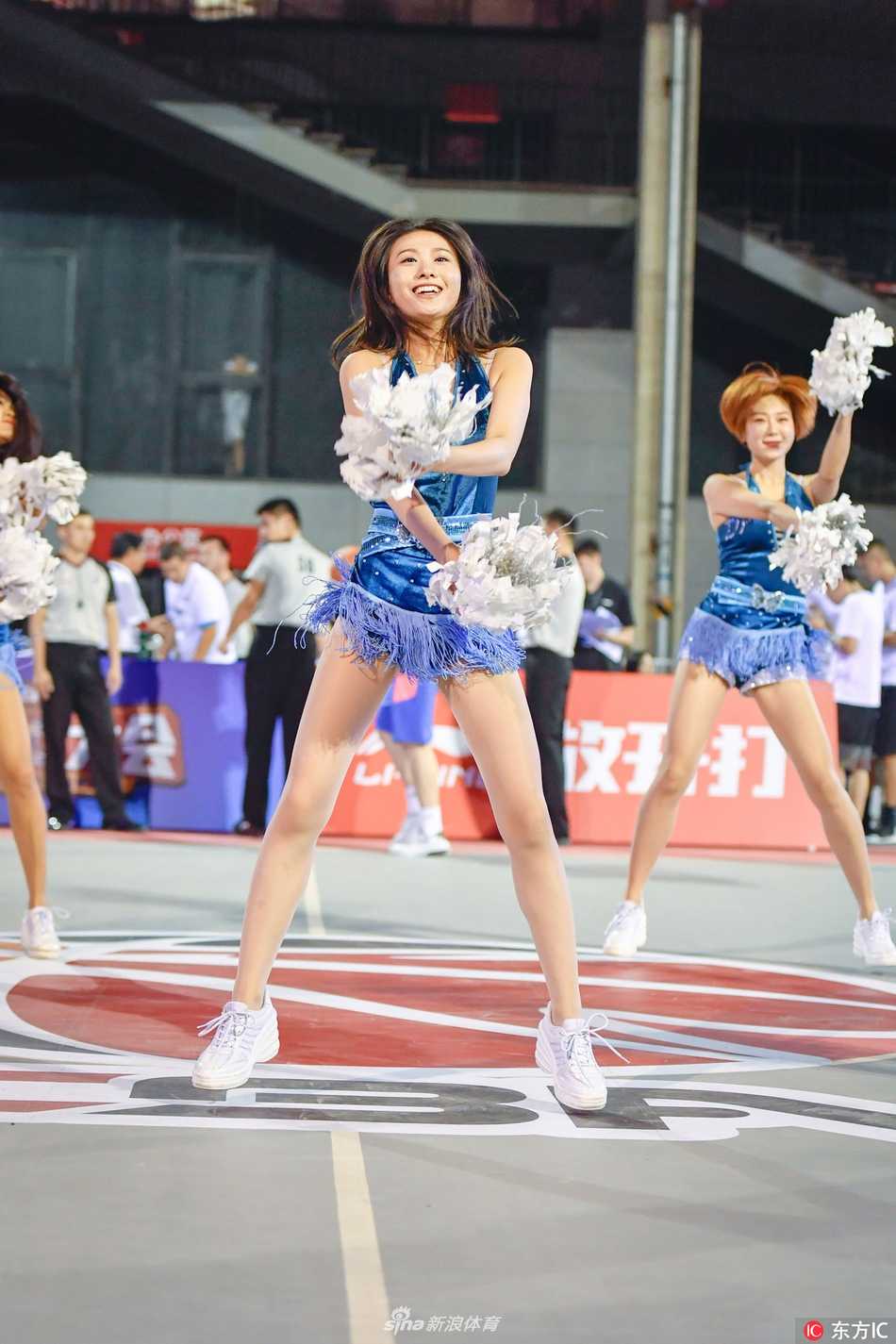 镜头特写下，一名篮球宝贝扎着利落的马尾，眼神专注而明亮，汗水在灯光下闪闪发光