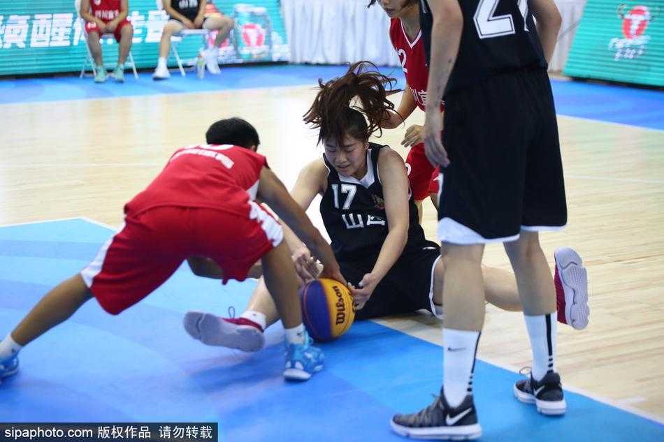 拥有CBA经历的扣篮王高高跃起，试图完成一次势大力沉的双手灌篮，防守球员虽全力起跳封盖却仍显无力，动感瞬间被定格。