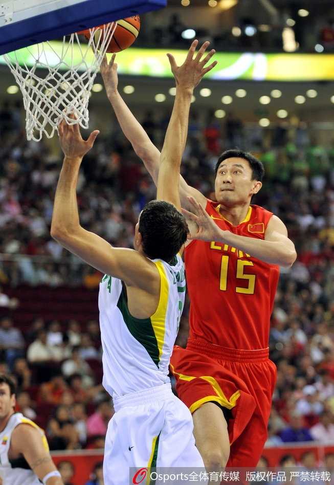 王治郅眼角贴着胶布，眼神中带着不甘与坚毅，他在内线利用梦幻脚步晃开对手，从容地将球投向篮筐。