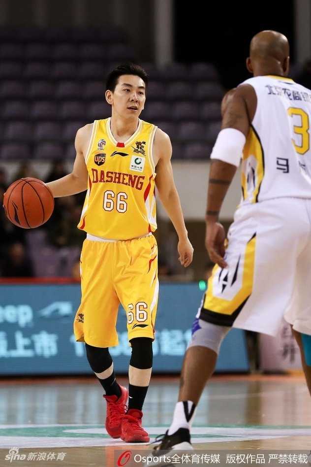 兰多夫在希克森头上生生摘下了前场篮板，落地瞬间二次弹起如猛虎下山，双手重扣震得篮筐嗡嗡作响，仿佛在宣告内线主权不容侵犯