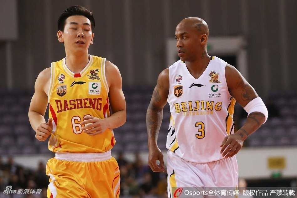 许梦君手起刀落三分空心入网，篮球划过北京的夜空留下完美的弧线，他握拳怒吼与跑过来的杨敬敏狠狠撞胸，青春的力量在这一刻绽放