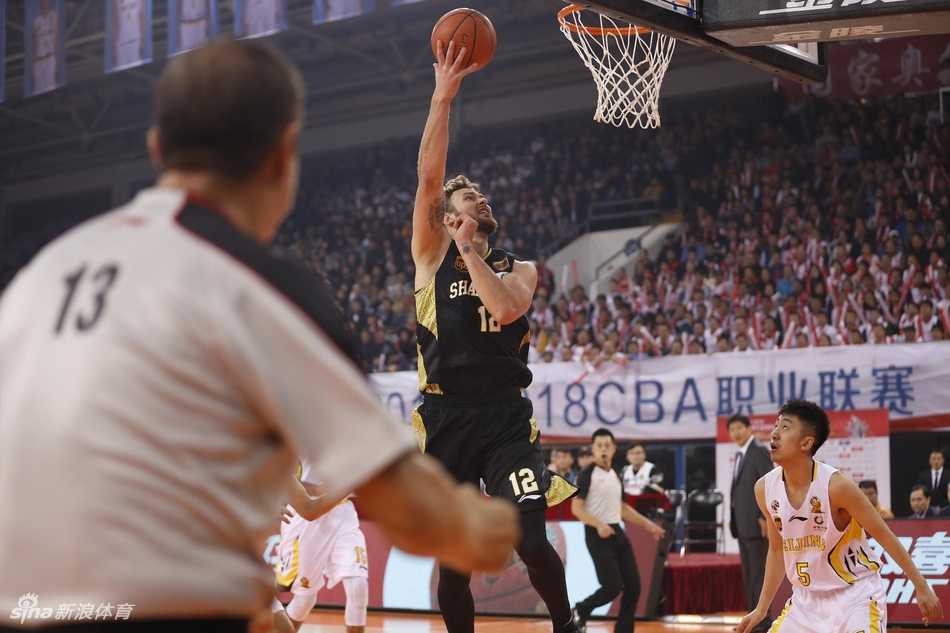 马布里持球推进，犹如一位经验老道的指挥官，在年轻人主导的战场上从容布局。