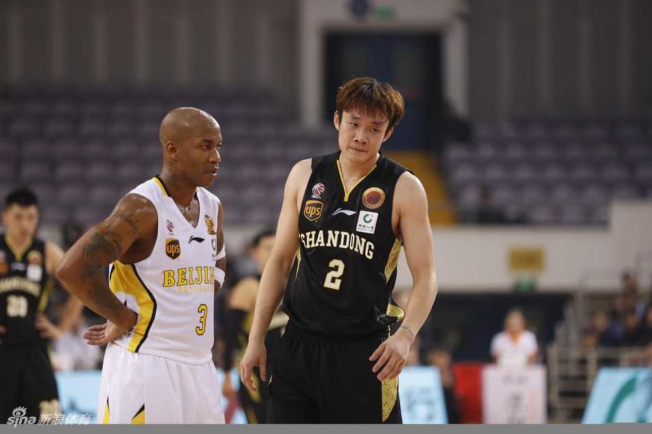 丁彦雨航眼神如炬，持球面对北控防线，浑身散发着国产MVP的锐利锋芒。