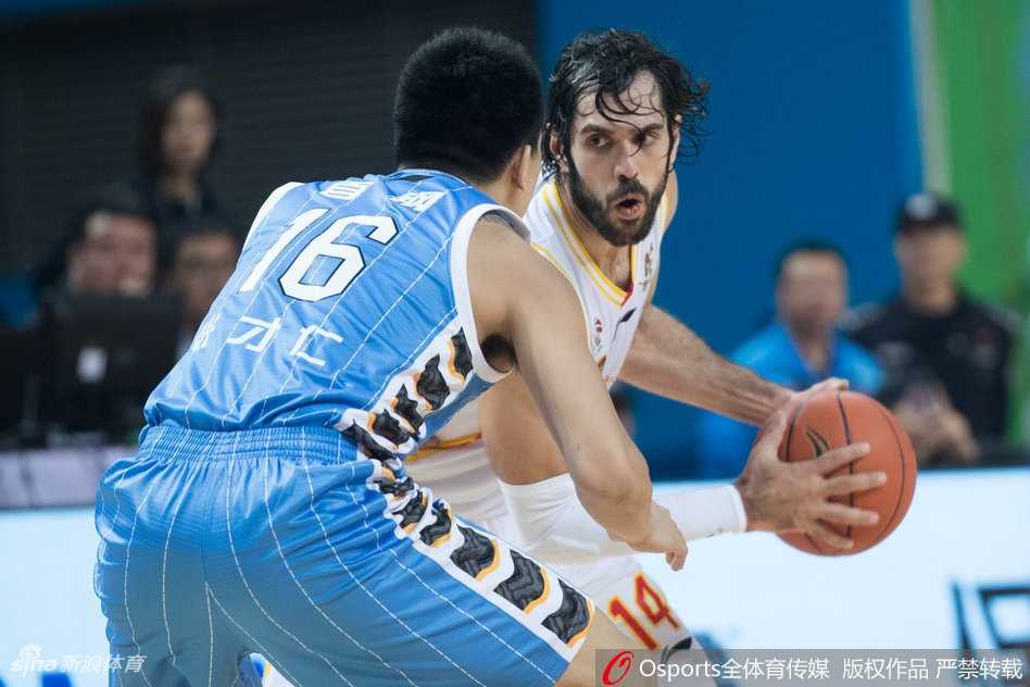 方硕在多人围堵下巧妙分球，他灵动的身影与对手的防守形成鲜明对比，展现了北京队核心后卫的出色视野。