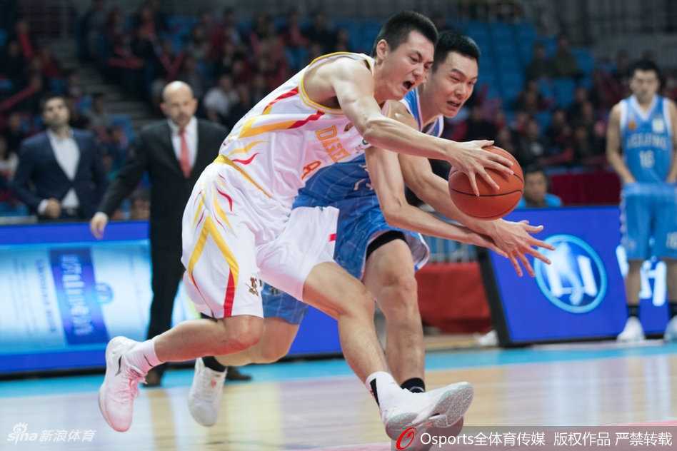 同曦队外援琼斯面对两人包夹防守，依然强行突破上篮，尽管动作变形，但求胜的欲望让他奋力一搏。