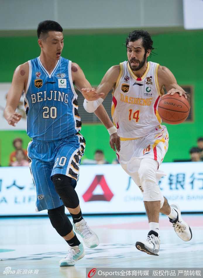 王骁辉手握篮球，眼神坚毅地望向篮筐，在队友的掩护下，他即将又一次用精准的三分球打击对手。