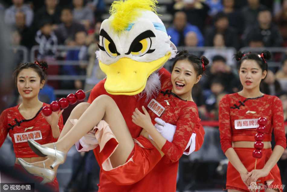 身穿喜庆红色长裙的篮球宝贝，在聚光灯下舒展身姿，长腿撩人，用充满活力的舞蹈为即将到来的比赛预热。