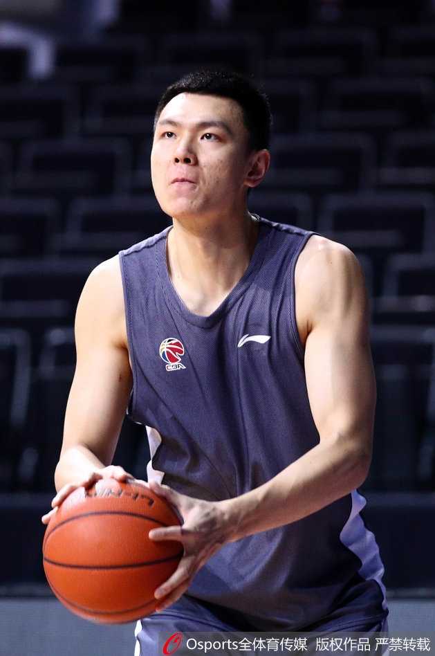 北京首钢核心后卫方硕在赛前热身中，掀起球衣擦汗，露出线条分明的六块腹肌，坚实的核心肌群彰显了平日刻苦训练的成果。