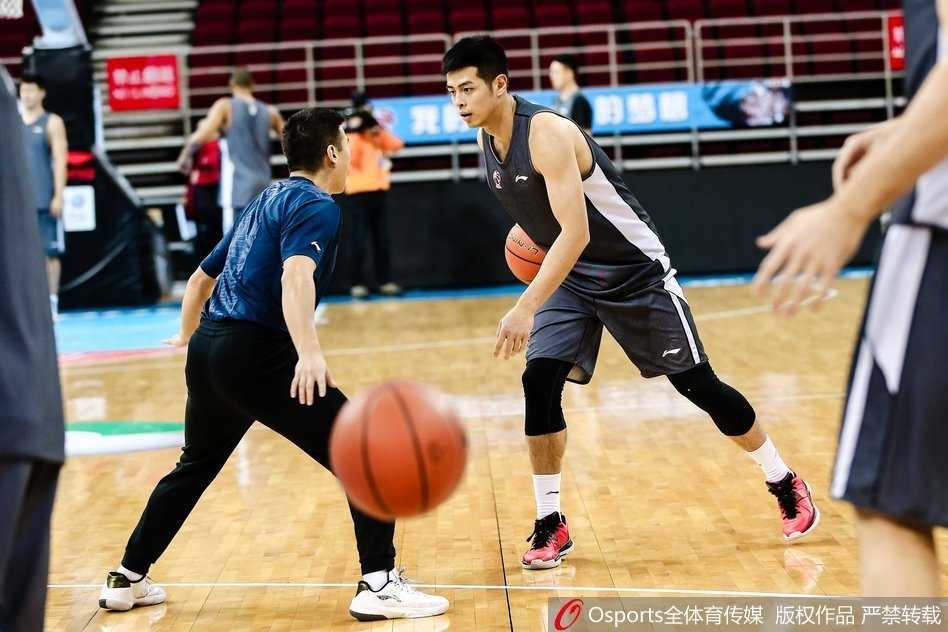 传球练习瞬间，刘晓宇动作舒展，展现出精湛的篮球技艺。