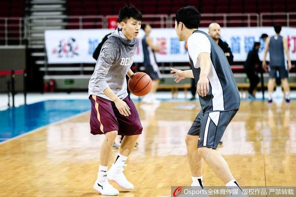 战术演练环节，刘晓宇认真聆听教练部署，是场上名副其实的指挥官。