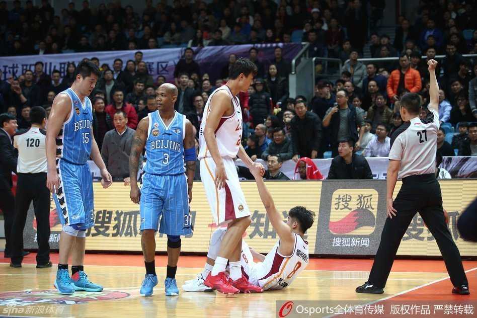 北京队球员吉喆在防守端高高跃起，与对方球员发生激烈身体接触后倒地，不远处的马布里则向裁判做出了一个极具争议的手势，脸上写满了对这次判罚的难以置信和强烈不满。