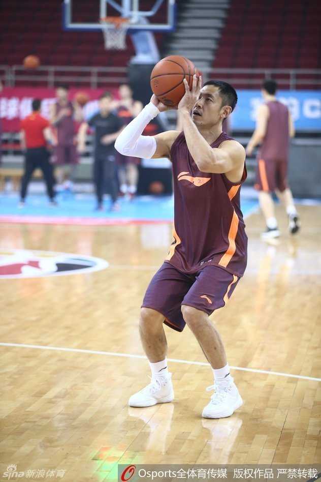 张庆鹏在训练中持球进攻，动作敏捷，这位老将随时准备为球队贡献精准的三分火力