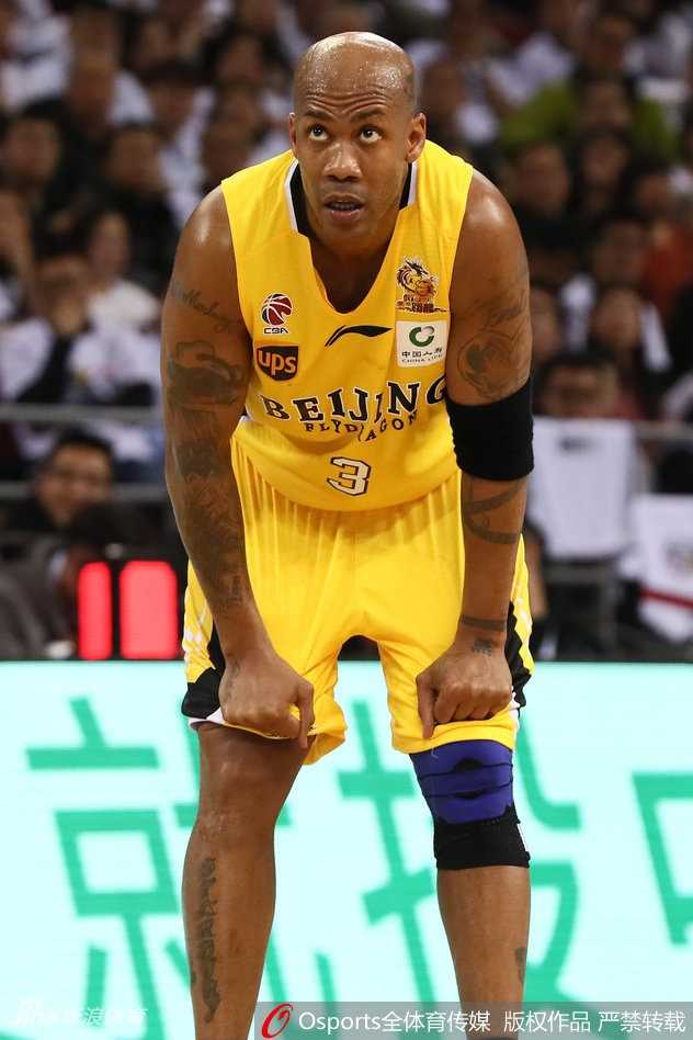 马布里在五棵松赛前深情俯身，双唇轻触熟悉的地板，眼神中满是眷恋与虔诚，仿佛在与昔日的辉煌岁月做最后的告别。