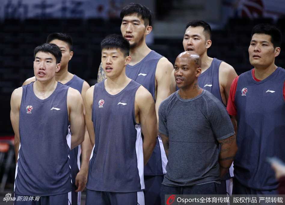 训练间隙，马布里倚靠在广告牌前，若有所思。他轻咬下唇，眼神深邃，仿佛在回味着昔日在这里战斗的每一个瞬间。