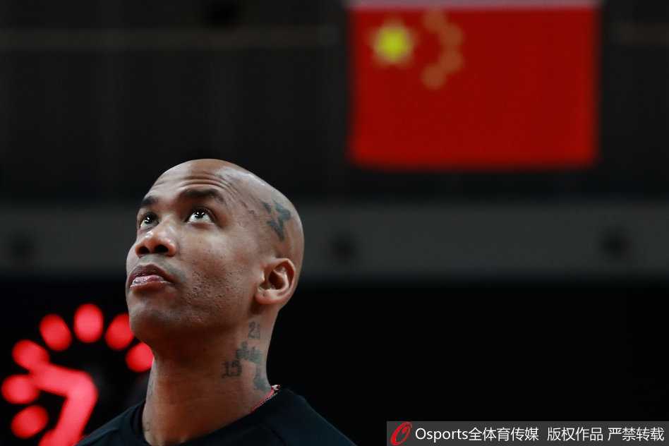 翟晓川紧紧抱住马布里的训练师克里斯，两人脸上都洋溢着灿烂的笑容，如同久别重逢的老友，浓浓的兄弟情溢于言表