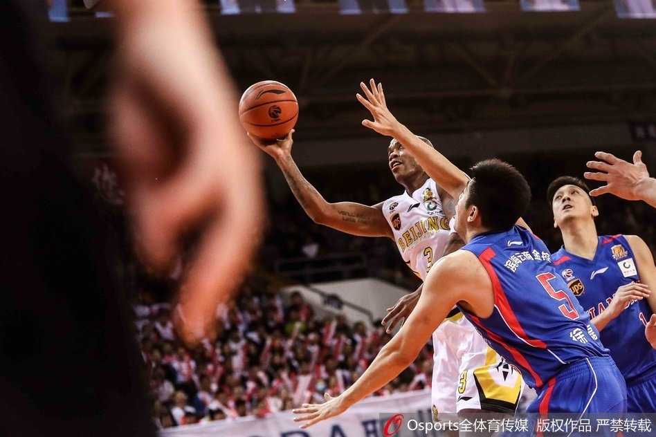 阿巴斯迎着防守强势突破，如一把尖刀直插天津队腹地