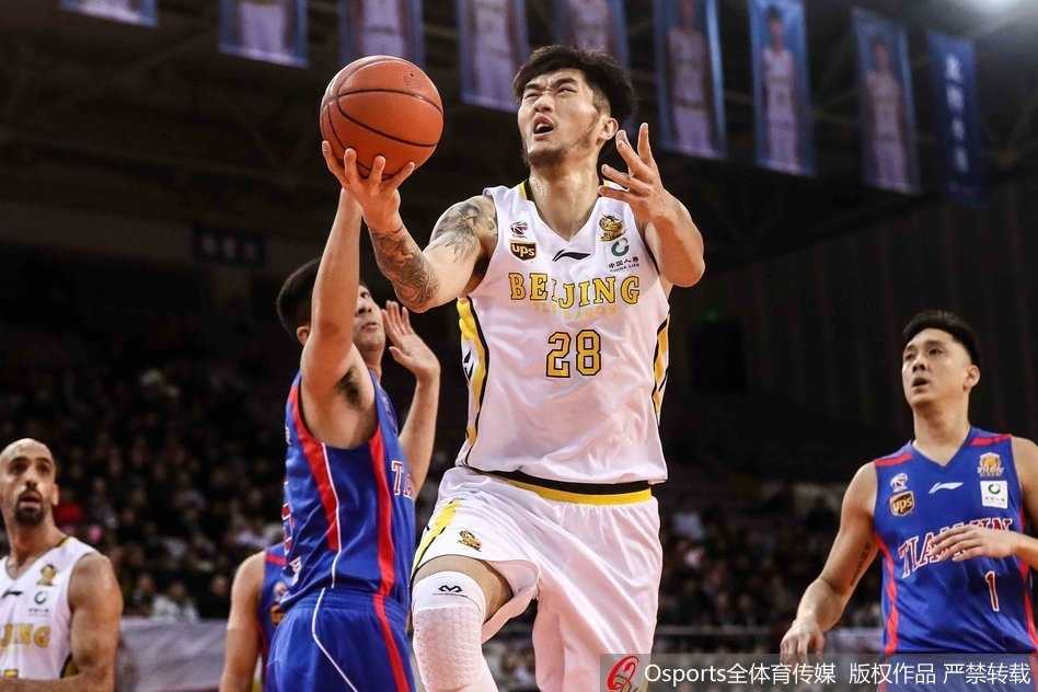 比赛结束瞬间，北控球员拥抱庆祝，喜悦之情溢于言表