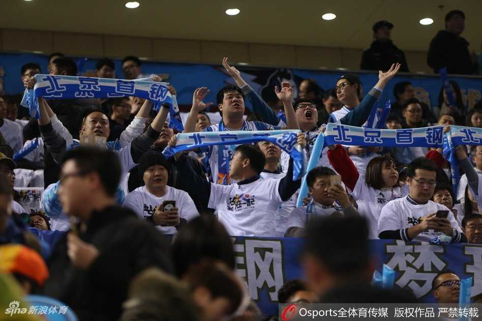 京城德比烽火重燃,五棵松见证传奇与新生 赛后,方硕与马布里拥抱致意,两人耳语片刻,脸上带着微笑。这一刻,师徒情谊超越了胜负,成为京城德比中最温暖的画面。