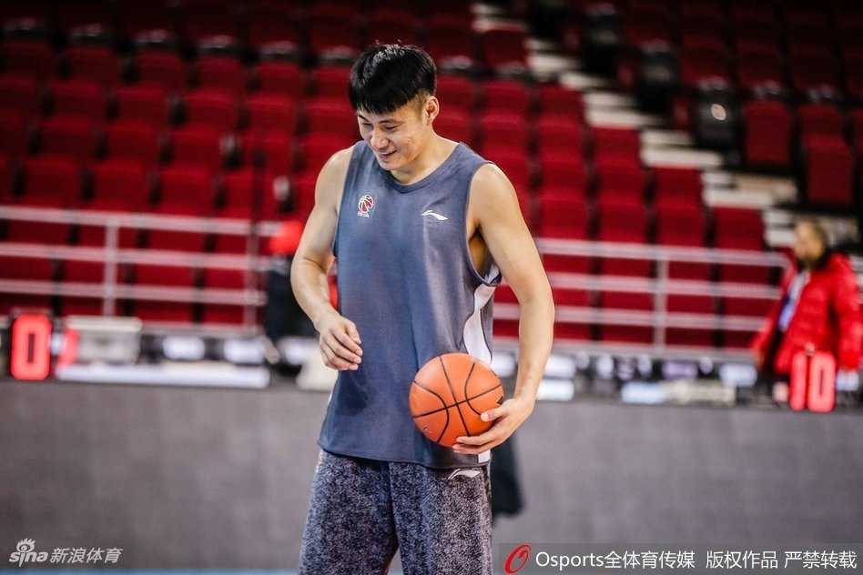 京城德比烽烟再起 马布里五棵松深情一吻撼动京城 北京队外援汉密尔顿在篮下卡位要球,他高举手臂,肌肉紧绷,与防守球员进行着激烈的身体对抗,篮筐就在头顶触手可及。