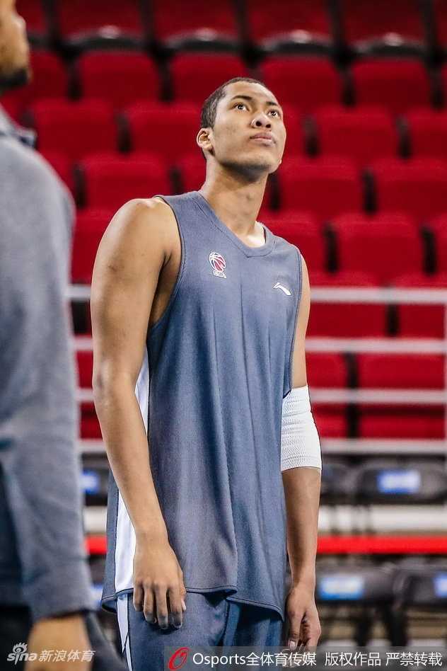 京城德比烽烟再起 马布里五棵松深情一吻撼动京城 北京队训练中,翟晓川正进行着突破上篮练习,他的眼神坚毅,肌肉线条在紧身的训练服下清晰可见,展现了极佳的竞技状态。