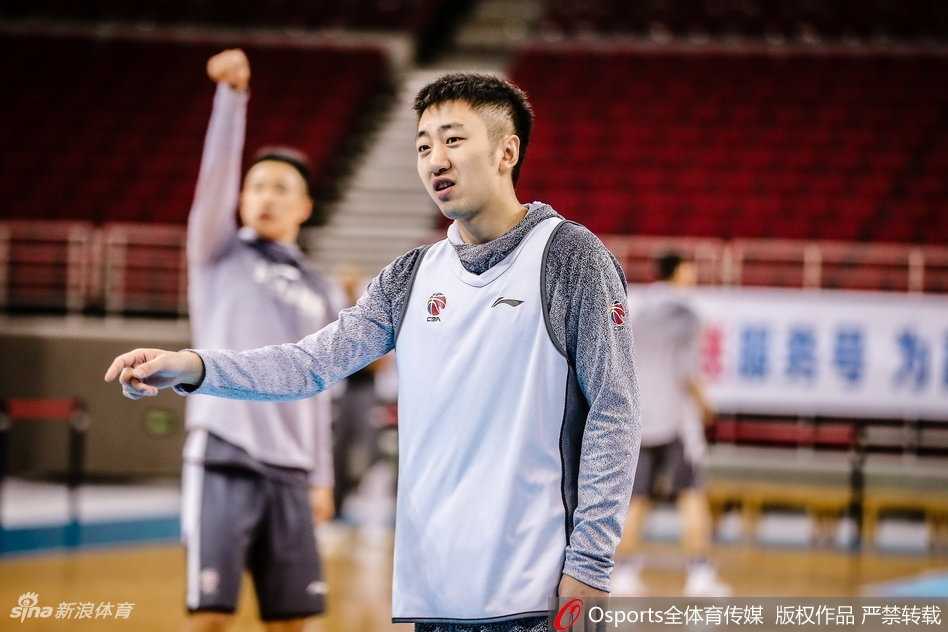 马布里神情专注地运球穿过五棵松的木地板，身后看台上空的冠军旗帜如同无声的观众，见证着这位昔日英雄的归来。