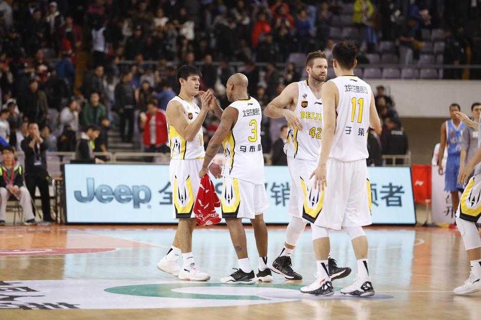 杨敬敏在三分线外果断出手，篮球空心入网的瞬间激起全场欢呼，这位悍将用一次次精准的投篮，为北控队的胜利天平不断增添砝码。