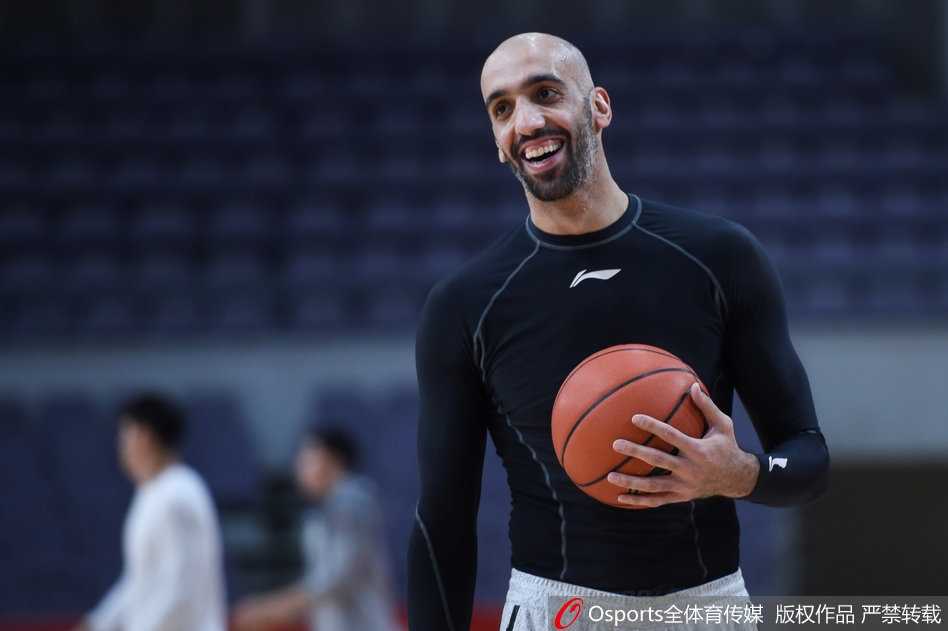 马布里在训练中停下了动作，弯着腰大口喘着粗气，但嘴角却挂着一丝微笑，仿佛在回味过往对阵广东时的那些辉煌时刻。