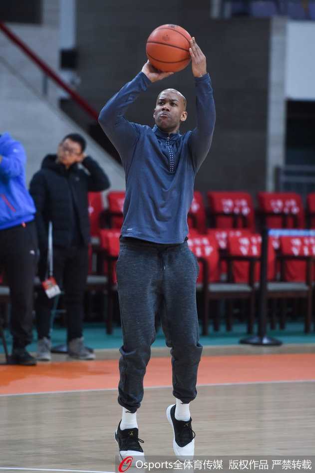 阿巴斯正在进行单独的韧带拉伸，身体柔韧性展现无遗，身后的马布里恰好虚化成了背景，象征着两人在场上既独立又相互支撑的角色。